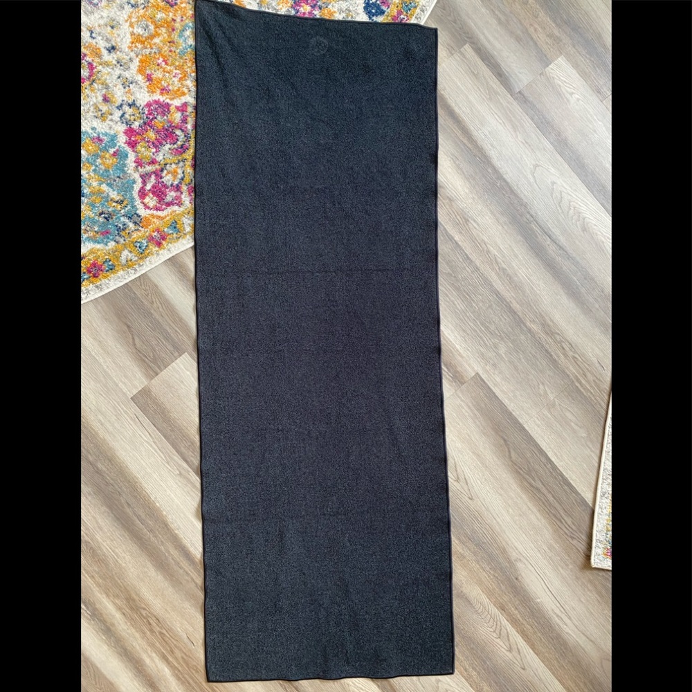 Manduka YogiToes Yoga Mat Towel (Black on Black)